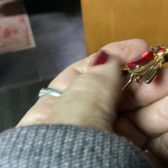 CORO PEGASUS. RED CENTER BEE BROOCH SIGNED ❣️❣️❣️❣️❣️ - Picture 6 of 12